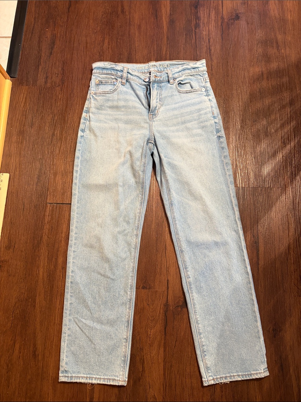 American Eagle women’s  Light Blue super high rise Straight-Leg Jeans size US 4